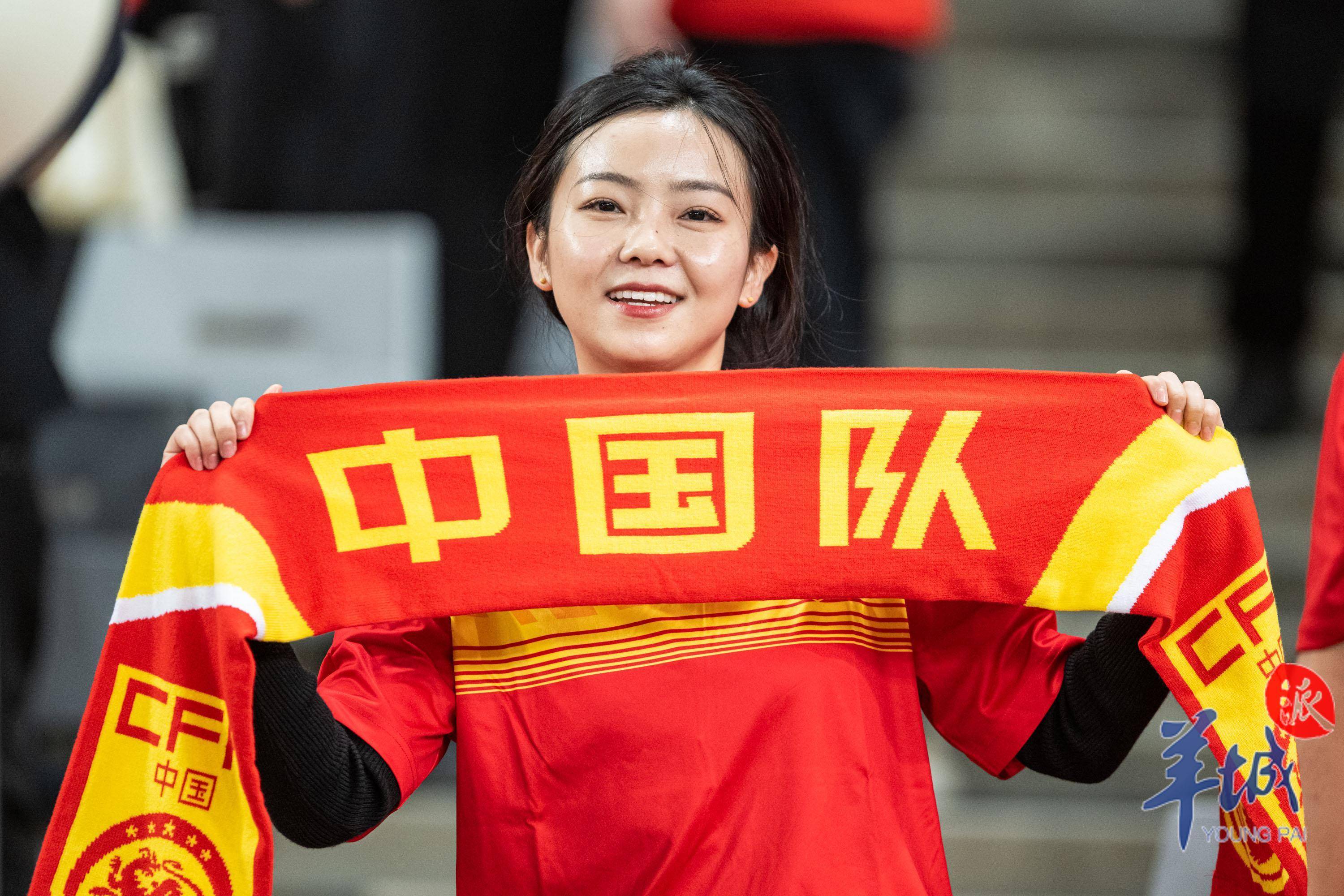 女足赛场上演绝杀一幕，球迷沸腾欢呼