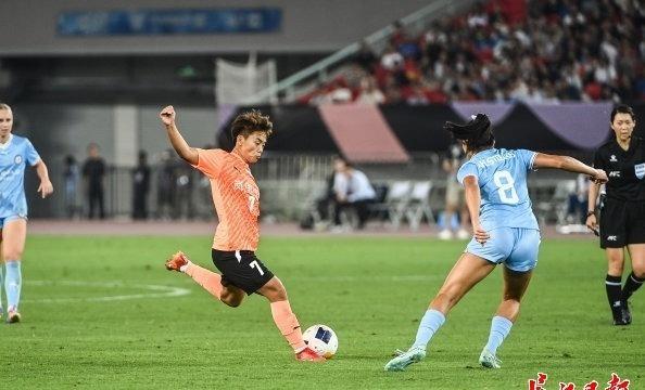 女足赛场上演绝杀一幕，球迷沸腾欢呼