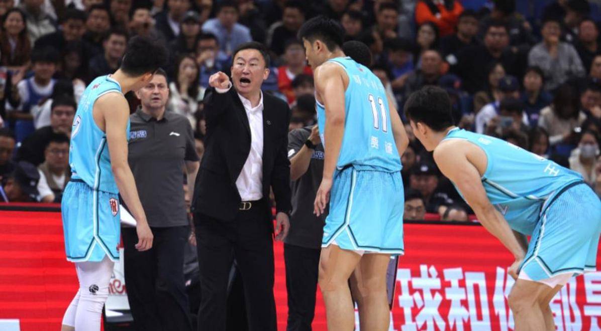 包含篮网队球迷热议球队新赛季阵容是否够强大，是否能冲击季后赛的词条
