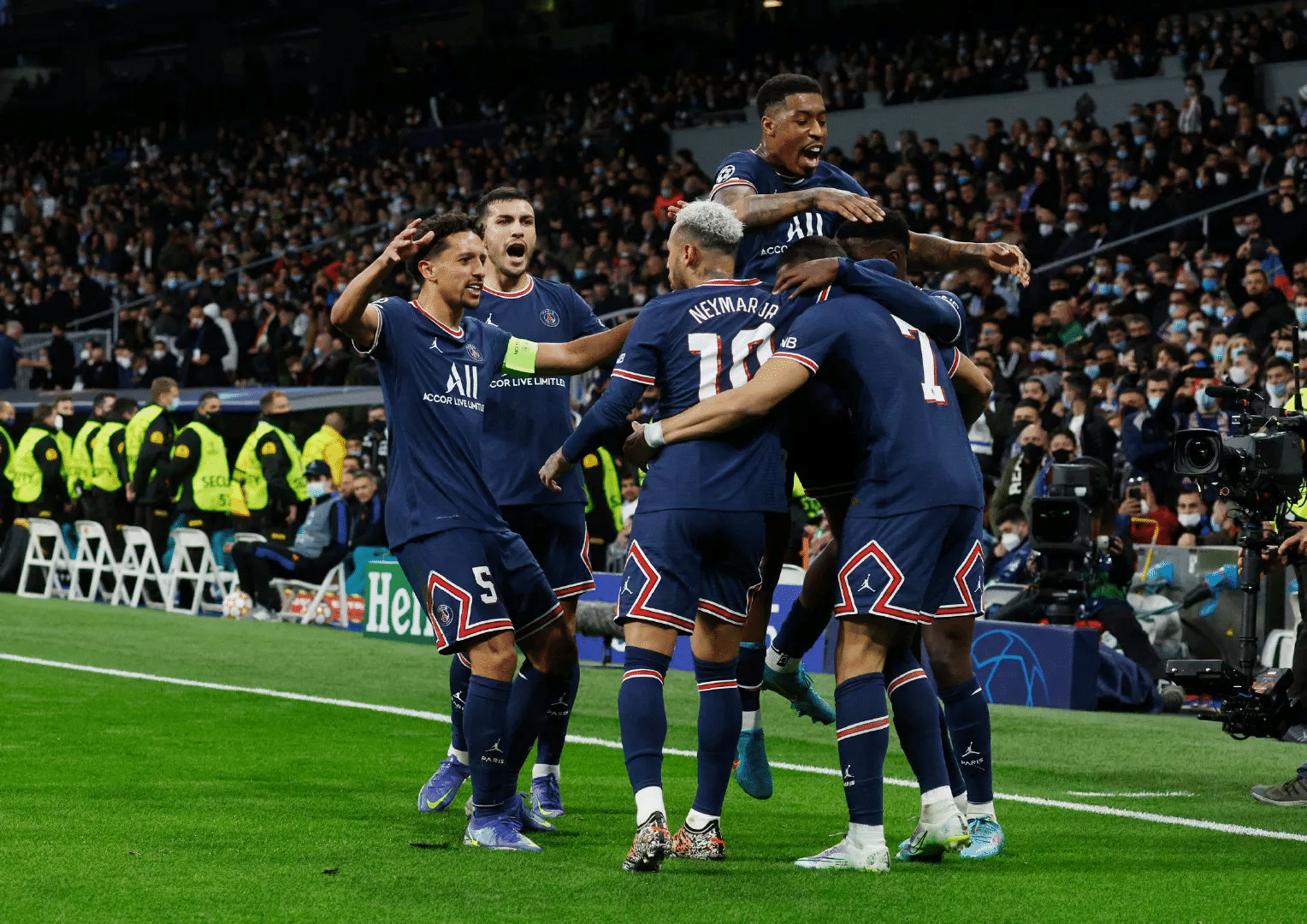 关于巴黎圣日耳曼球迷热情助威,士气高涨的信息 关于巴黎圣日耳曼球迷热情助威,士气高涨的信息