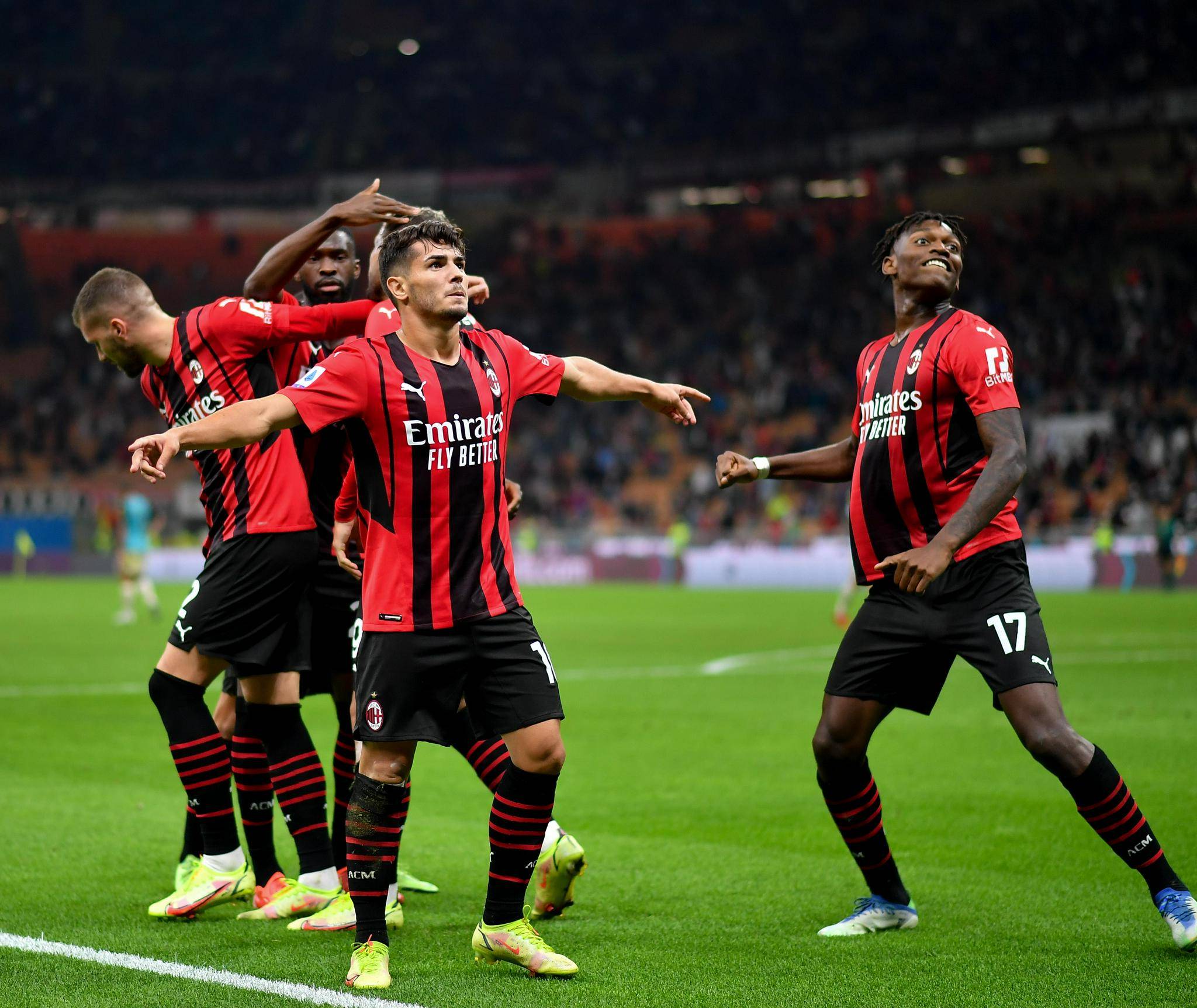 关于意甲比赛中一幕幕精彩对决引发球迷热议的信息