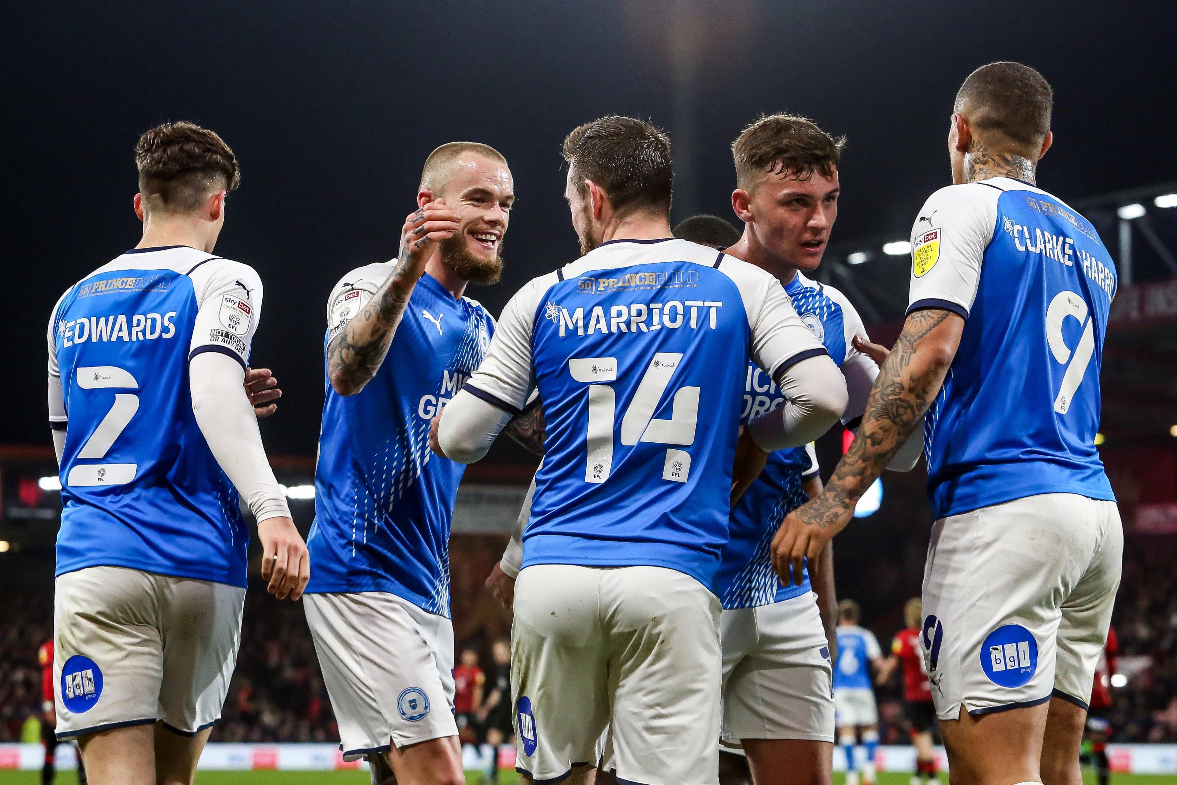 包含粉丝狂热追捧，欧洲足球赛场上胜负几何的词条