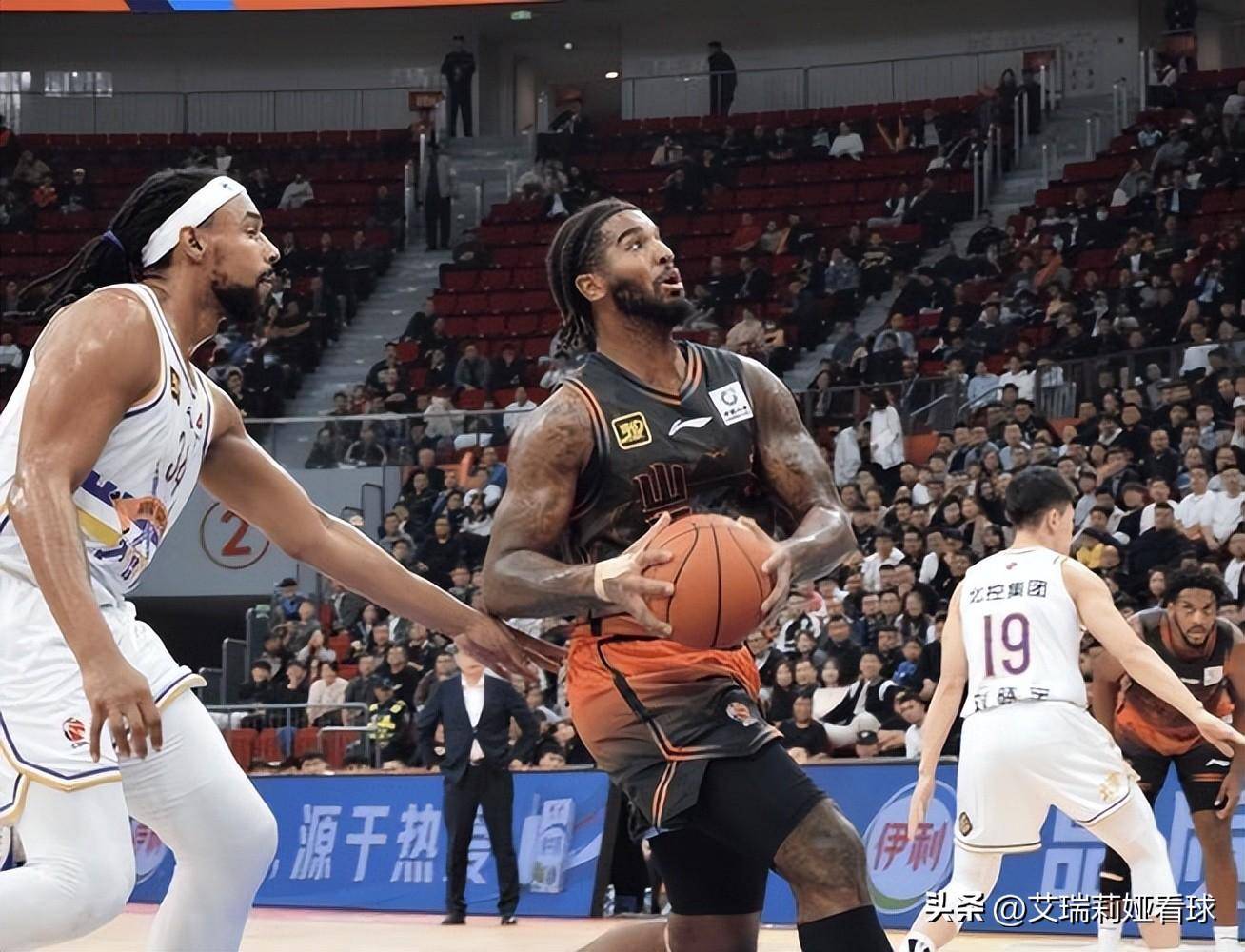 包含江苏男篮客场大胜，迎来胜利关键时刻的词条