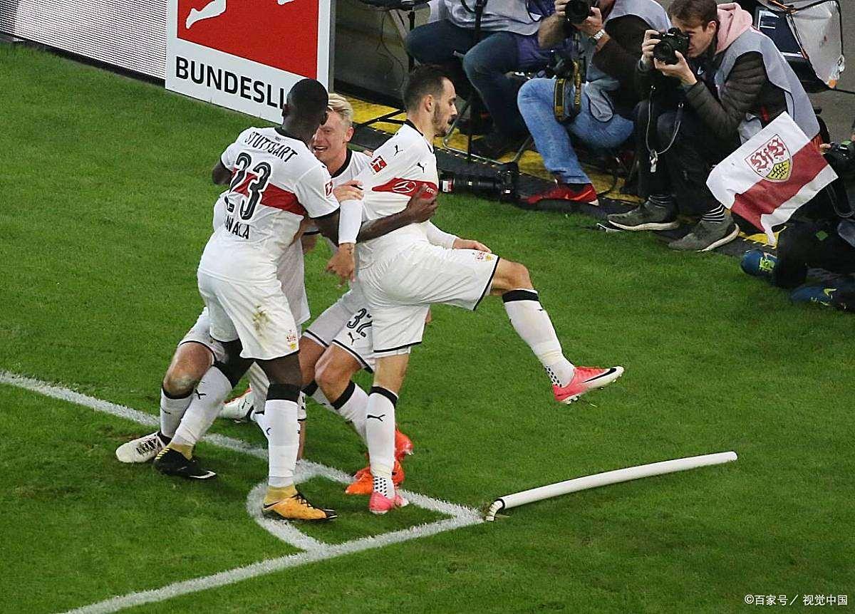 包含沃尔夫斯堡击败对手，守住不败纪录的词条